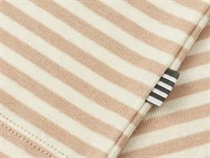 nærbillede af beige og råhvide stribet t-shirt fra Mads Nørgaard